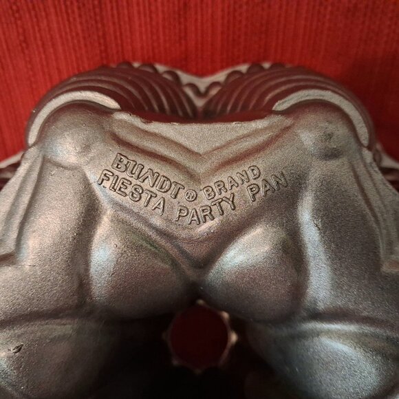 Nordic Ware Pro Cast FESTIVAL FIESTA PARTY BUNDT PAN Cast Aluminum Lightly - Picture 8 of 9